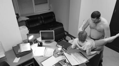 Секс в офисе с замужней